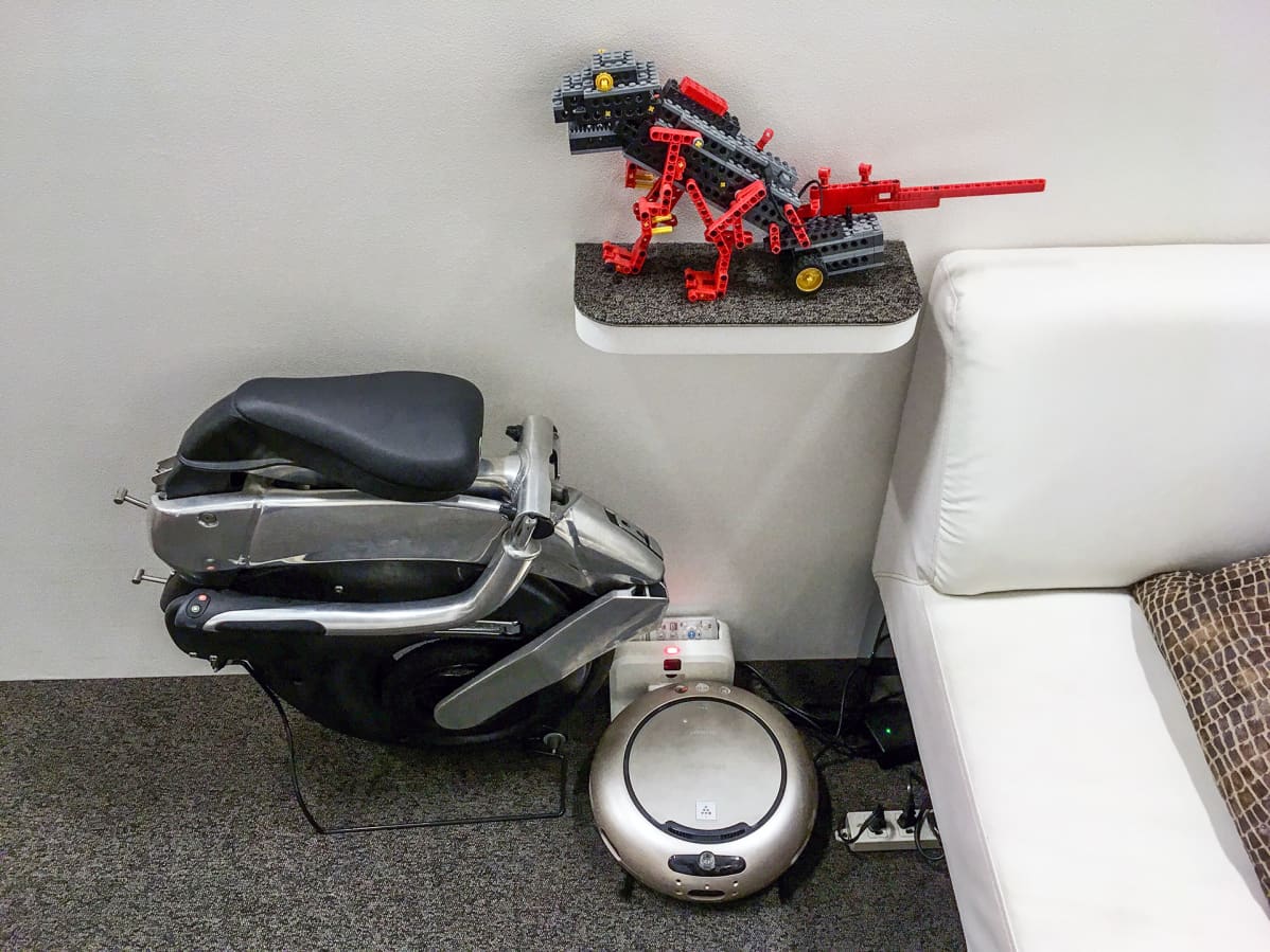 Takahashi ja minirobotit.