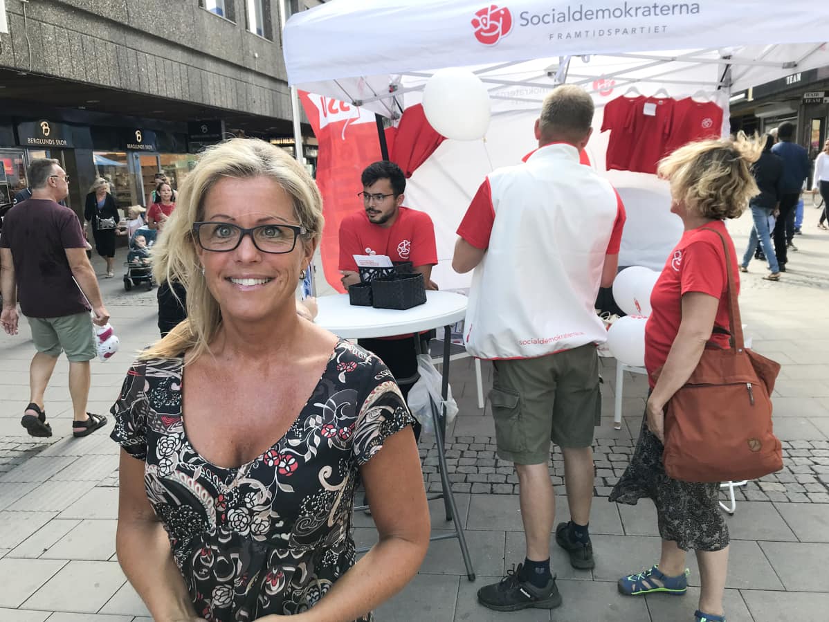 Etualalla sosiaalidemokraatti Åsa Wiklund-Lång, taustalla sosiaalidemokraattien teltta.