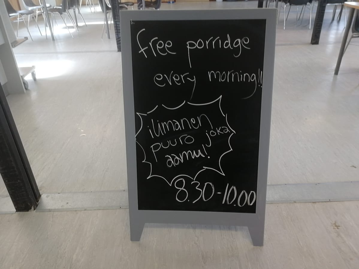 Goose Stone -kuppila tarjoaa Hanhikivenniemellä asiakkailleen ilmaista aamupuuroa.