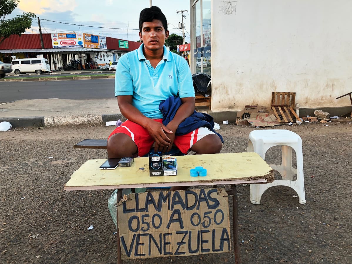 Geiskerson Sanchez myy Boa Vistan linja-autoaseman läheisyydessä WhatsApp-puheluita Venezuelaan.