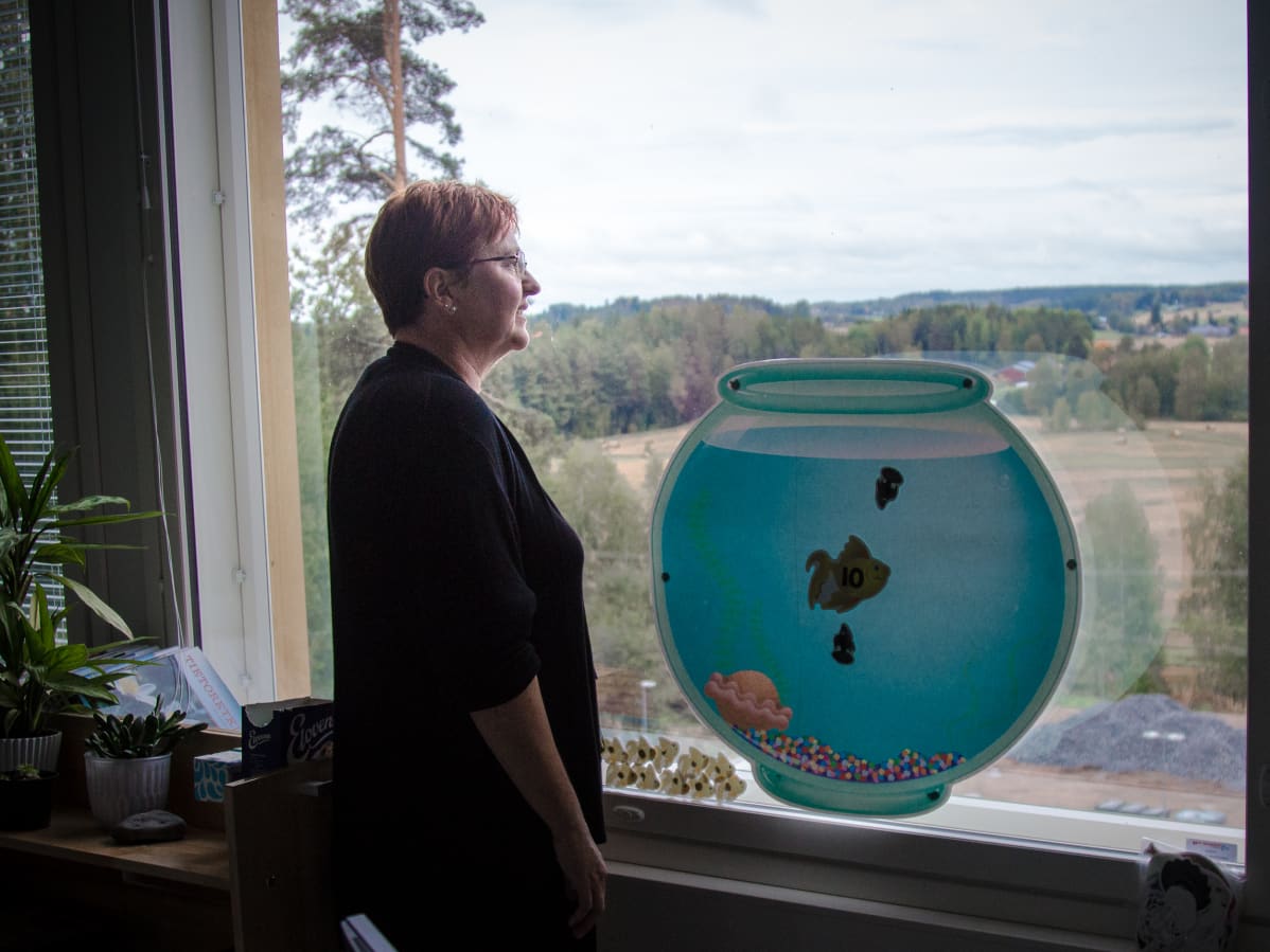 rehtori Annukka Alppi katsoo maisemia koulun ikkunasta
