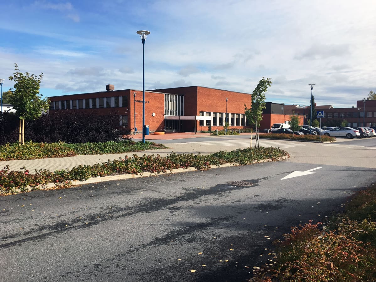 Kurikan yhteiskoulun kellaritiloissa on laajoja kosteusvaurioita.