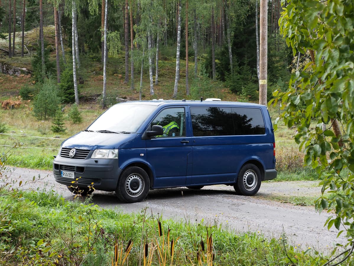 pakettiauto metsätiellä