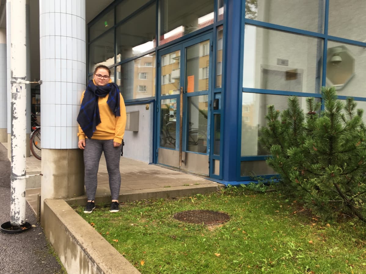 Iida Hämäläinen Savonlinnan taidelukion pääovella