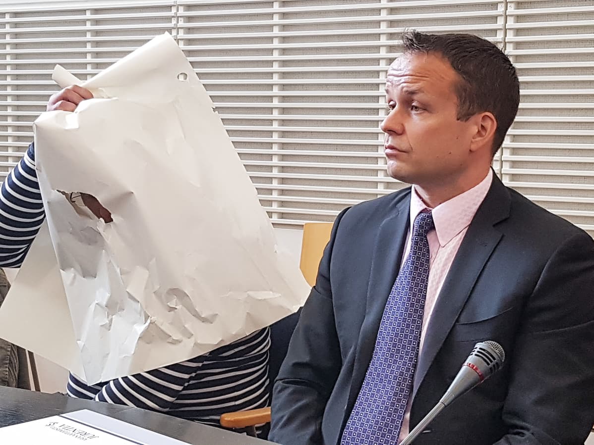 Asianajaja Jukka Pasanen ja rikoksista epäilty.