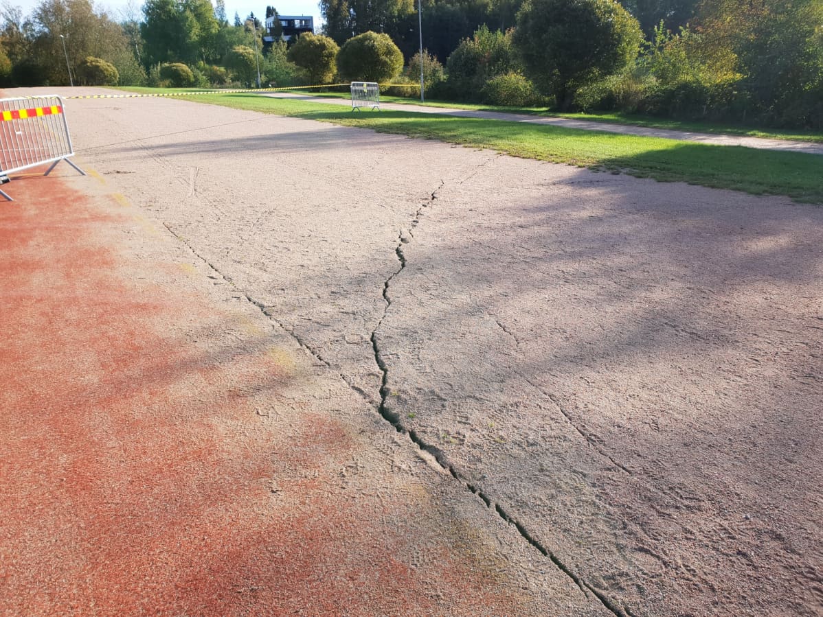 Halkeamia Kurikan urheilukentän pinnassa