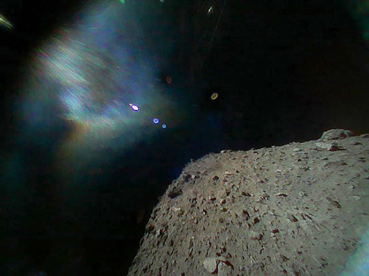 Ryugu asteroidin pintaa.