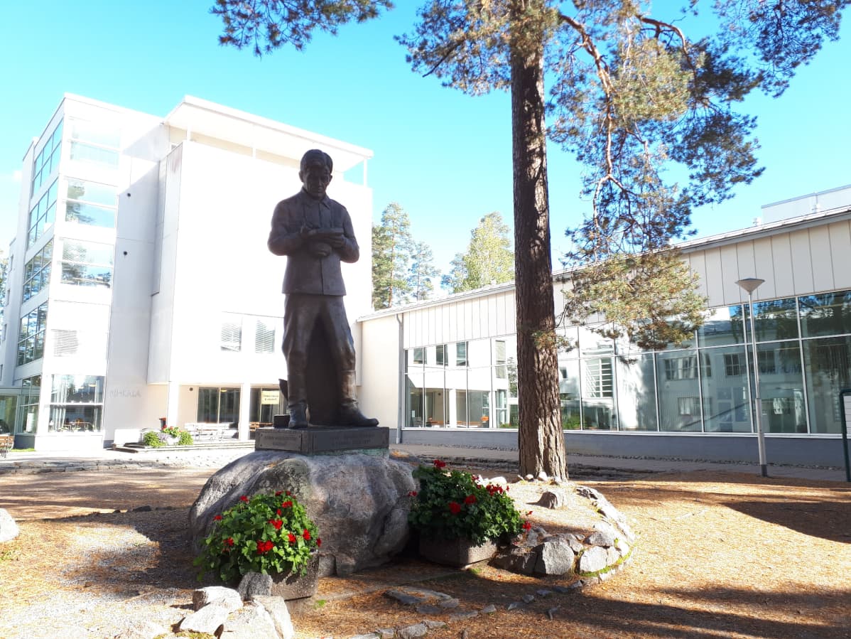 Patsas Vierumäen urheiluopistolla
