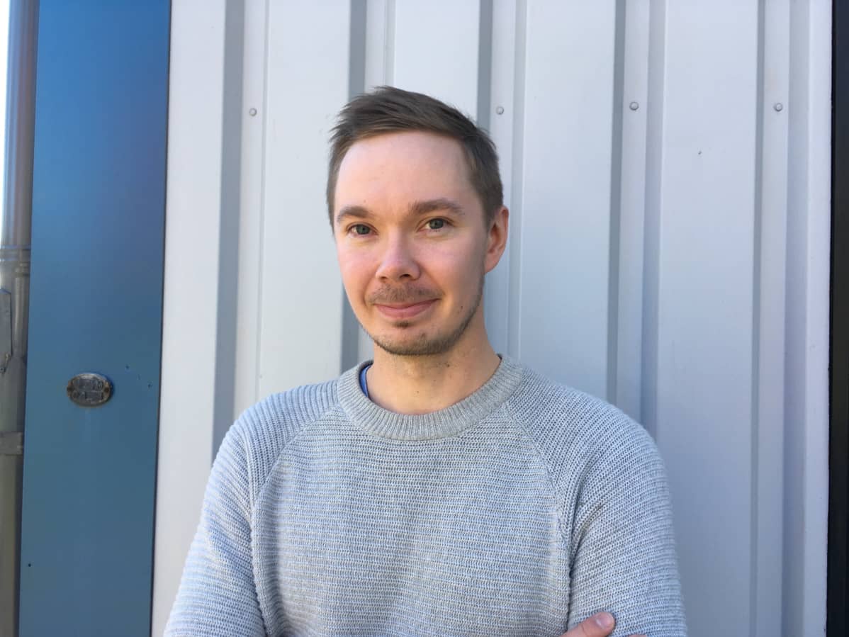 Anssi Kekkosen rintakuva.