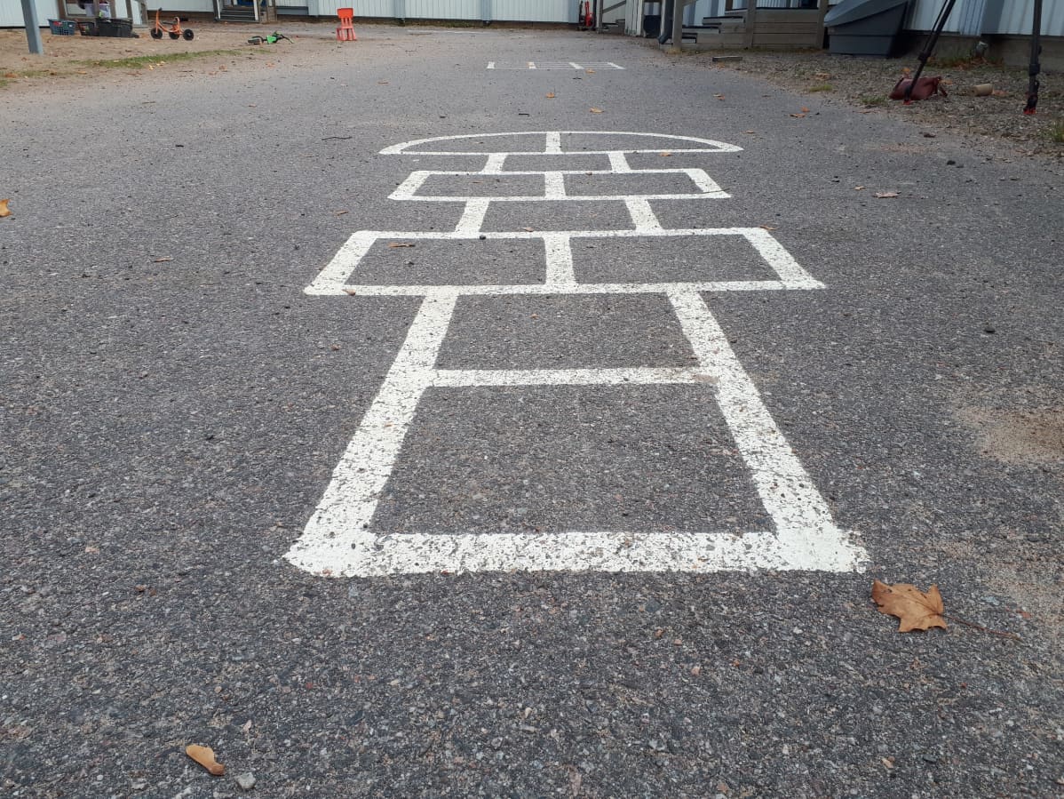 Asvalttiin maalattu hyppyruudukko