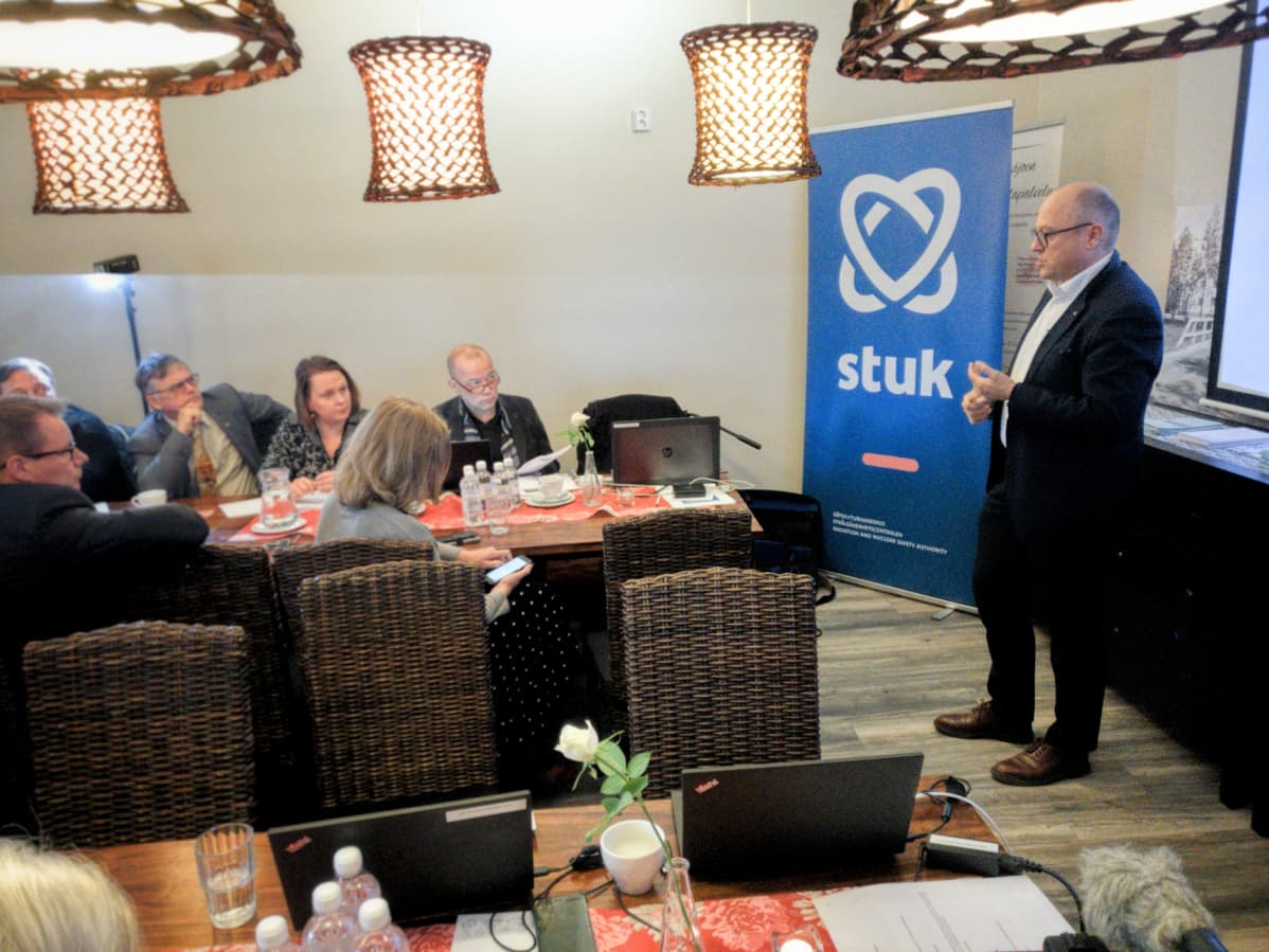 Hanhikiven voimalaitoshankkeen valvonnan projektipäällikkö luennoi medialle.