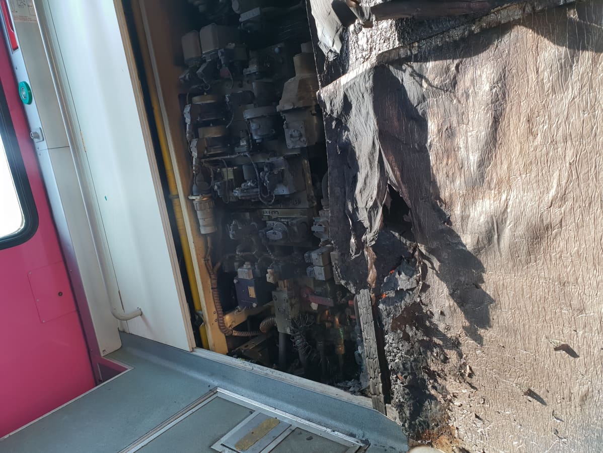 Kiskobussissa paloi myös osin sisäpuolelta.