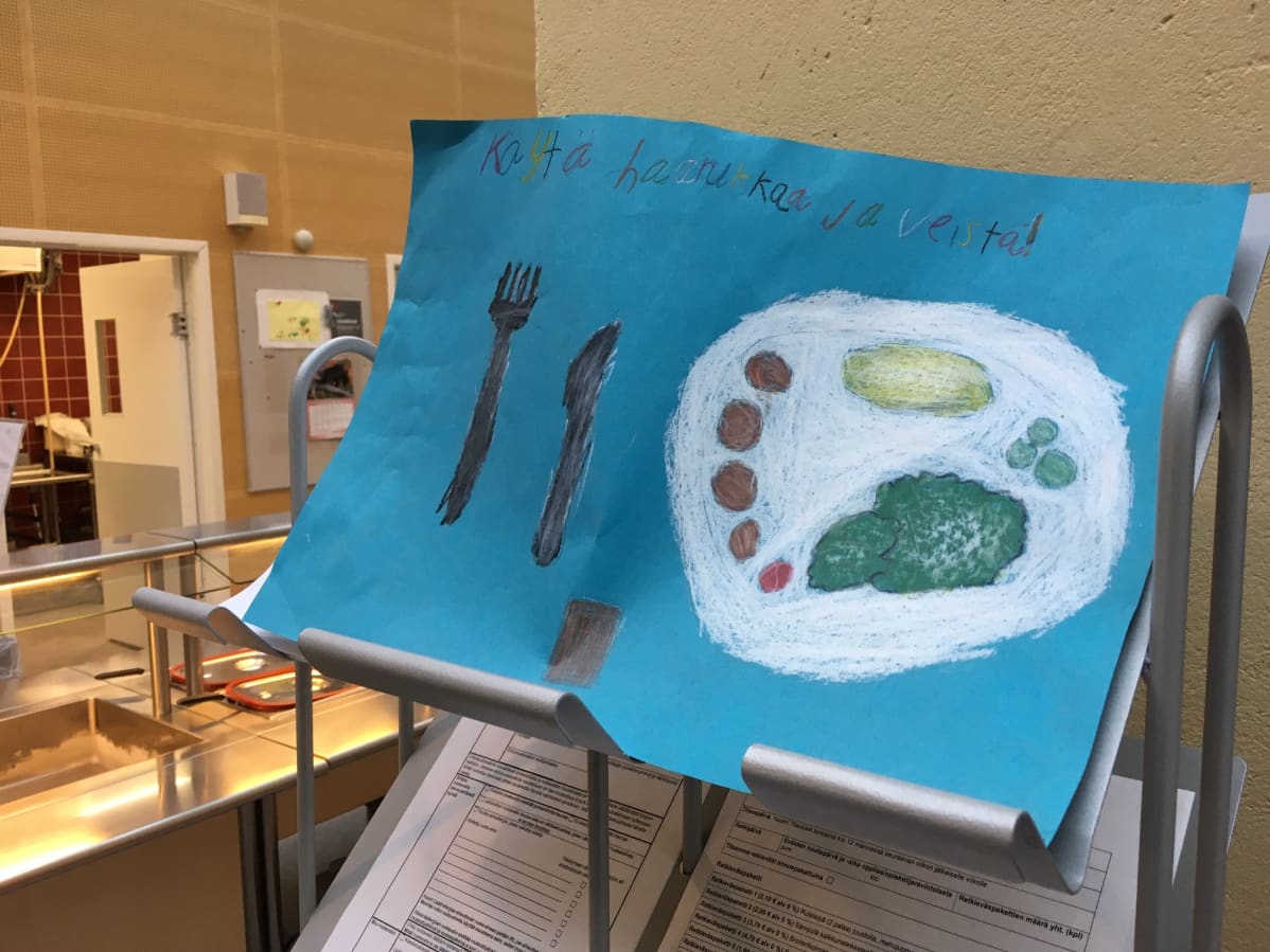 Kotkan Kyminkartanon koulun oppilas on piirtänyt kuvan, jossa kehotetaan haarukan ja veitsen käyttöön.