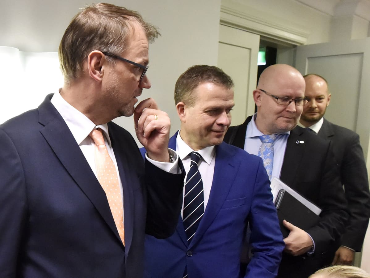 työministeri Jari Lindström, pääministeri Juha Sipilä ja valtiovarainministeri Petteri Orpo