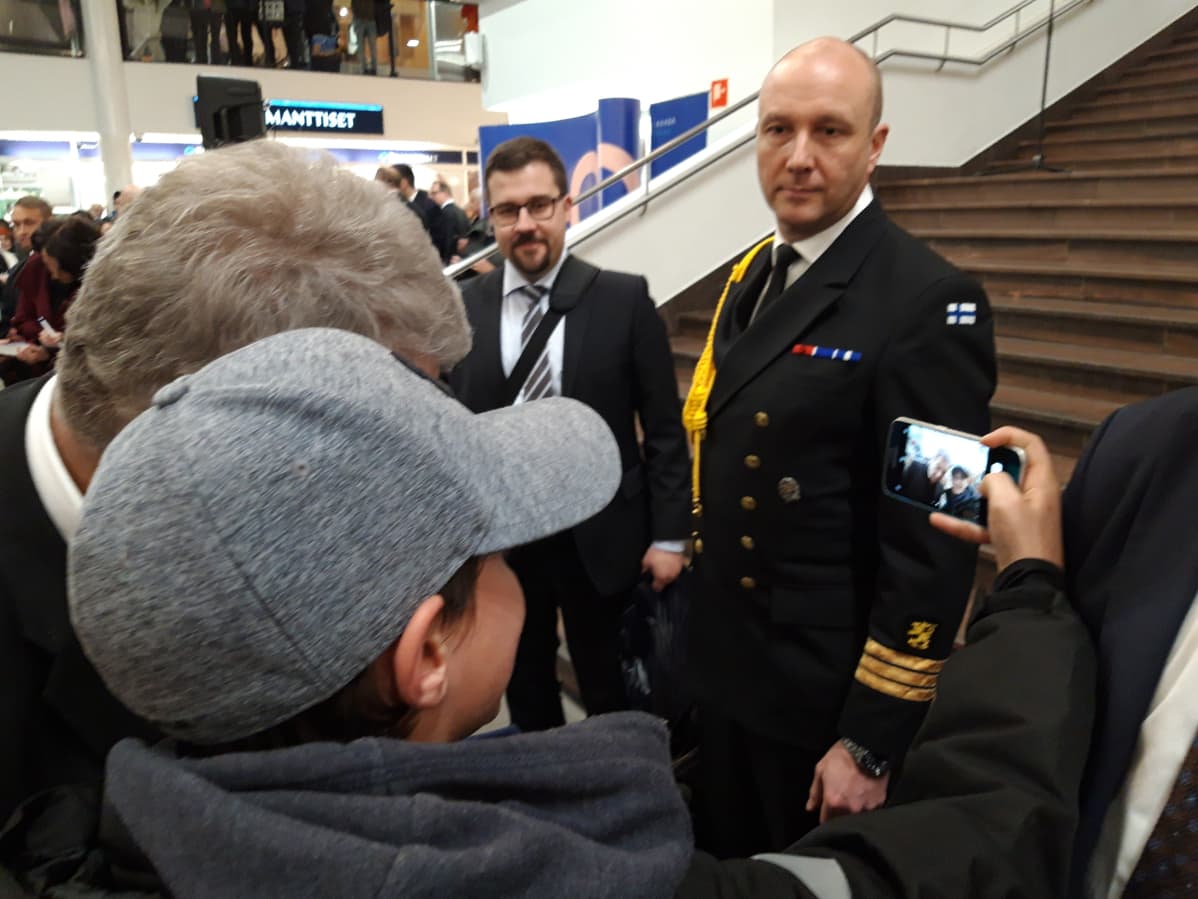 Tasavallan presidentti Sauli Niinistön ja rouva Jenni Haukion vierailu vaasalaisessa kauppakeskuksessa sai sadat ihmiset liikkeelle.