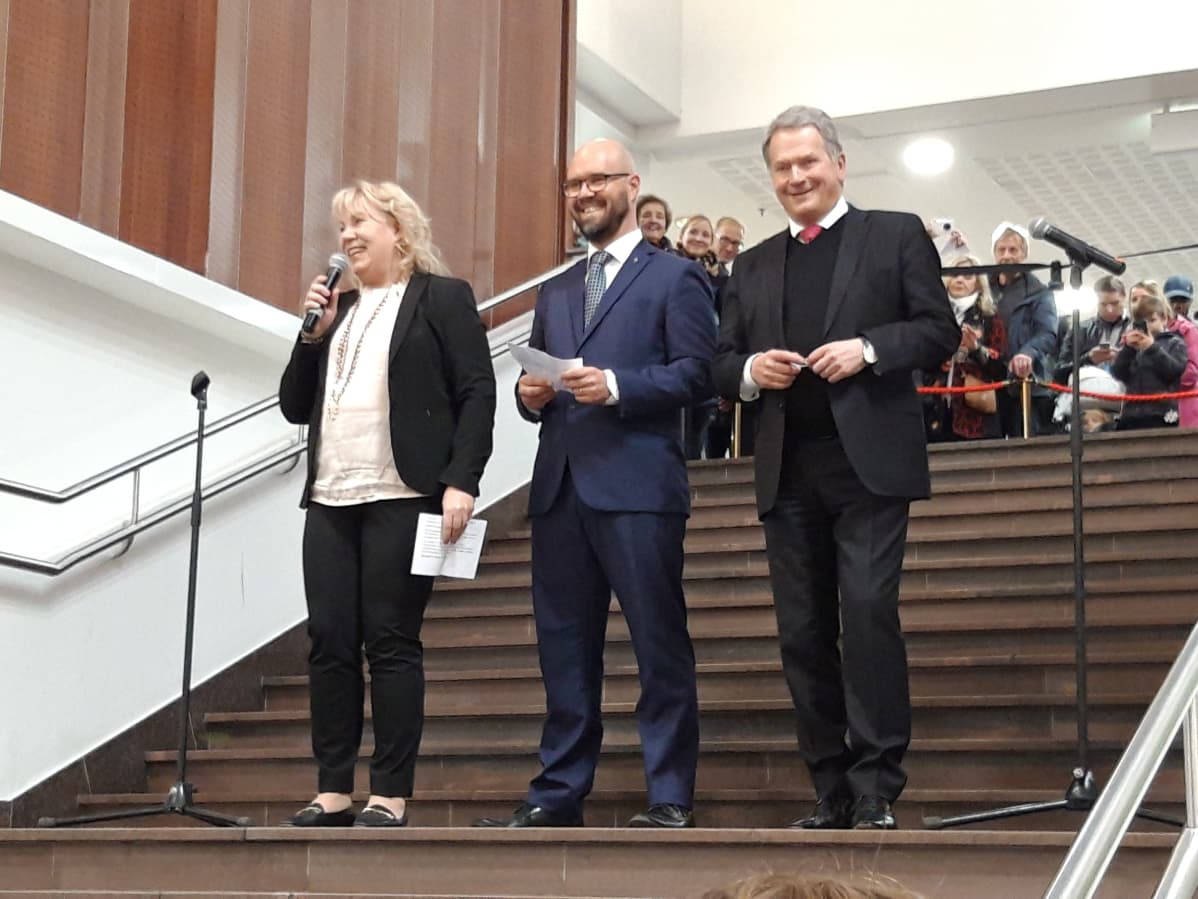 Tasavallan presidentti Sauli Niinistö puhui vaasalaisessa kauppakeskuksessa. Tilaisuuden juonsi Riitta Björkenheim. Vaasan tervehdyksen tilaisuuteen toi Kim Berg.