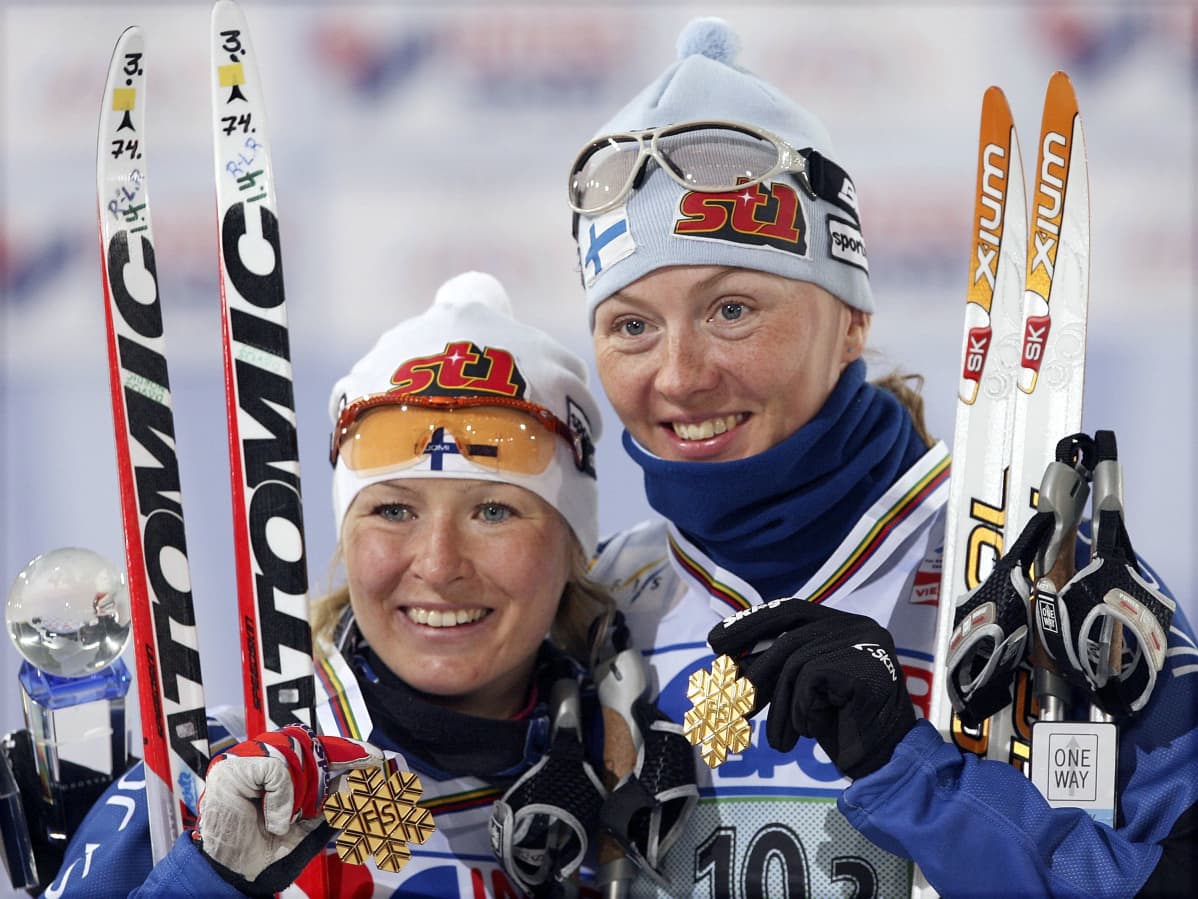 Riitta-Liisa Roponen (vas.) ja Virpi Kuitunen (nyk. Sarasvuo) voittivat pariviestin MM-kultaa Sapporon MM-kilpailuissa 2007.
