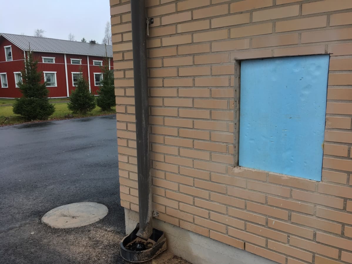 Uusi pankkiautomaatti tulee Karijoella kunnantalon seinään.