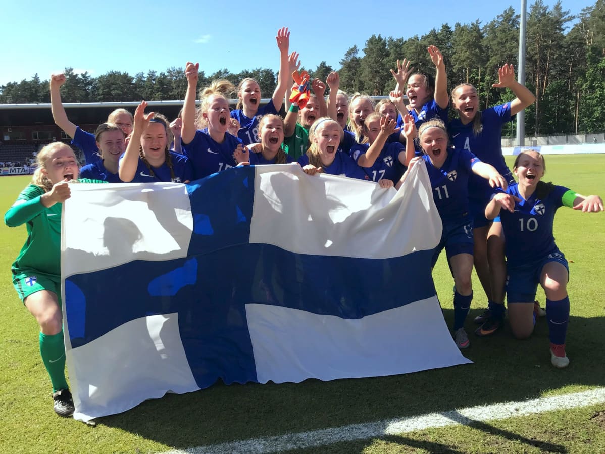 Suomen U17 tytöt juhlii kisapaikkaa