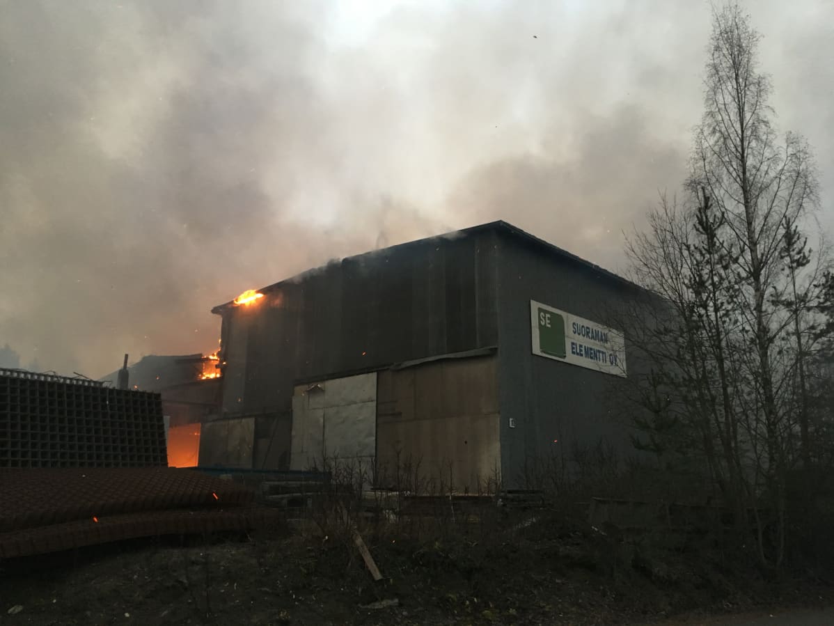 Elementtitehdas palaa Kangasalla