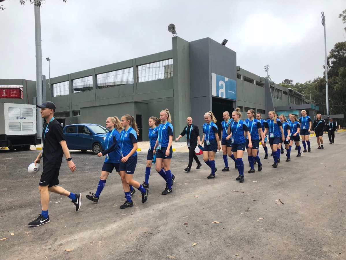 Suomen tyttöjen U17-maajoukkue kävelemässä lämmittelemään Charrúa-stadionin läheisyyteen