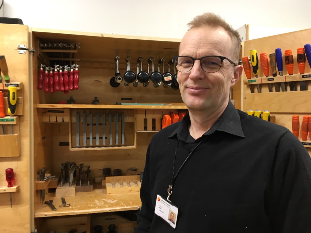 käsityönopetteja Mika Leppiniemi teknisen työn luokassa