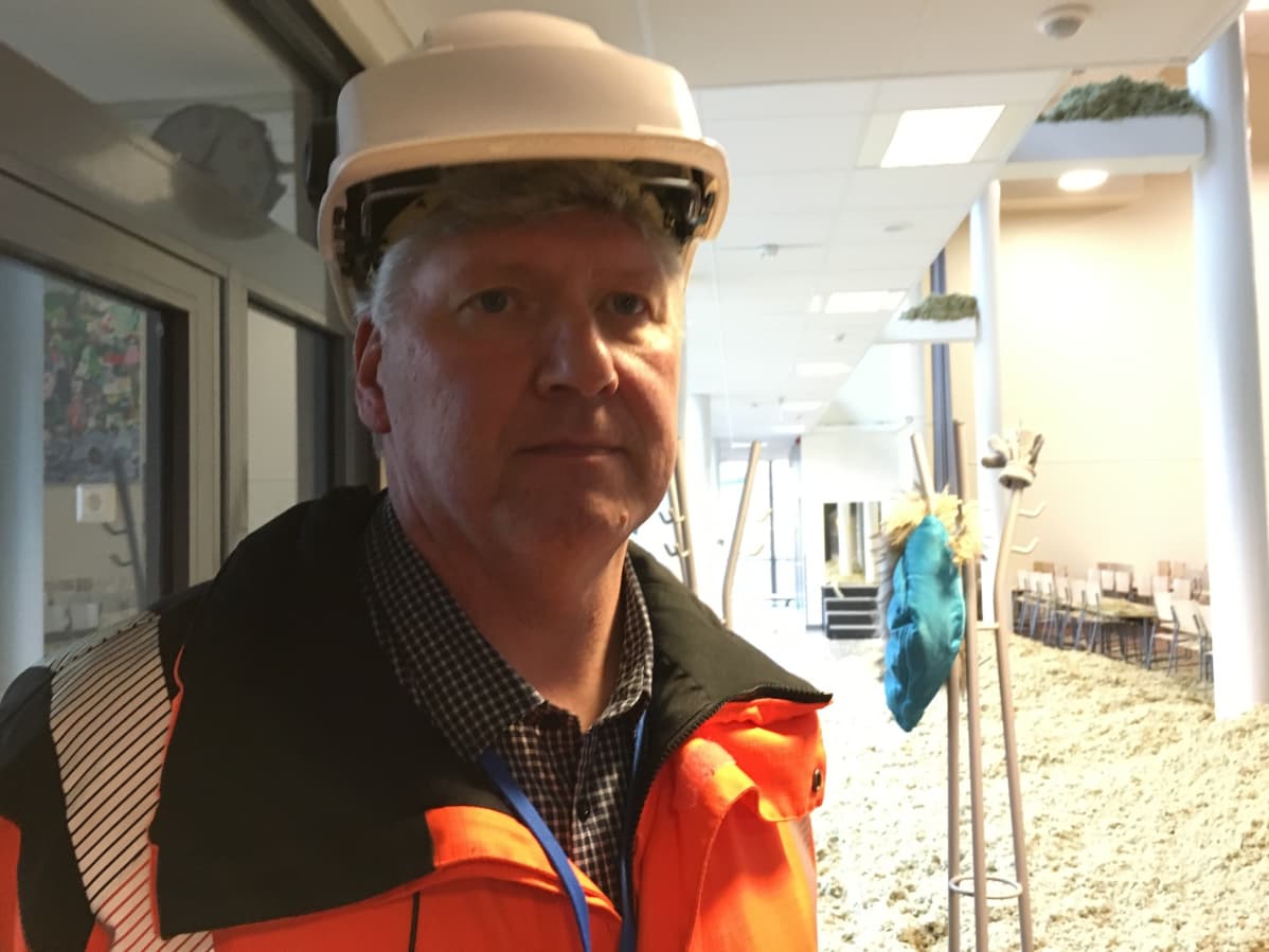 Loviisan kaupungin tilapäällikkö Antti Kinnunen Harjurinteen koulussa.