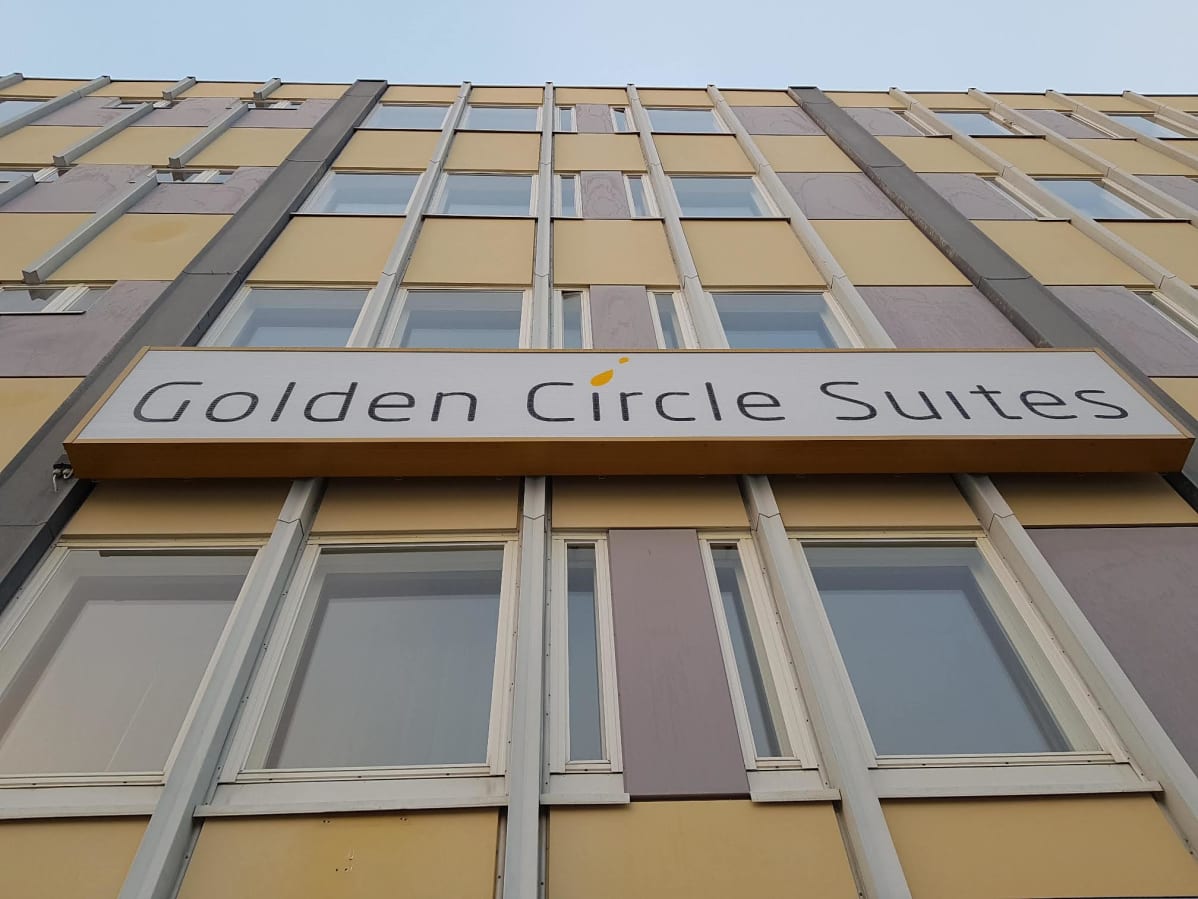 Asuinkerrostalosta hotelliksi (Golden Circle Suites) muutettu rakennus Rovaniemen Korkalonkadulla.