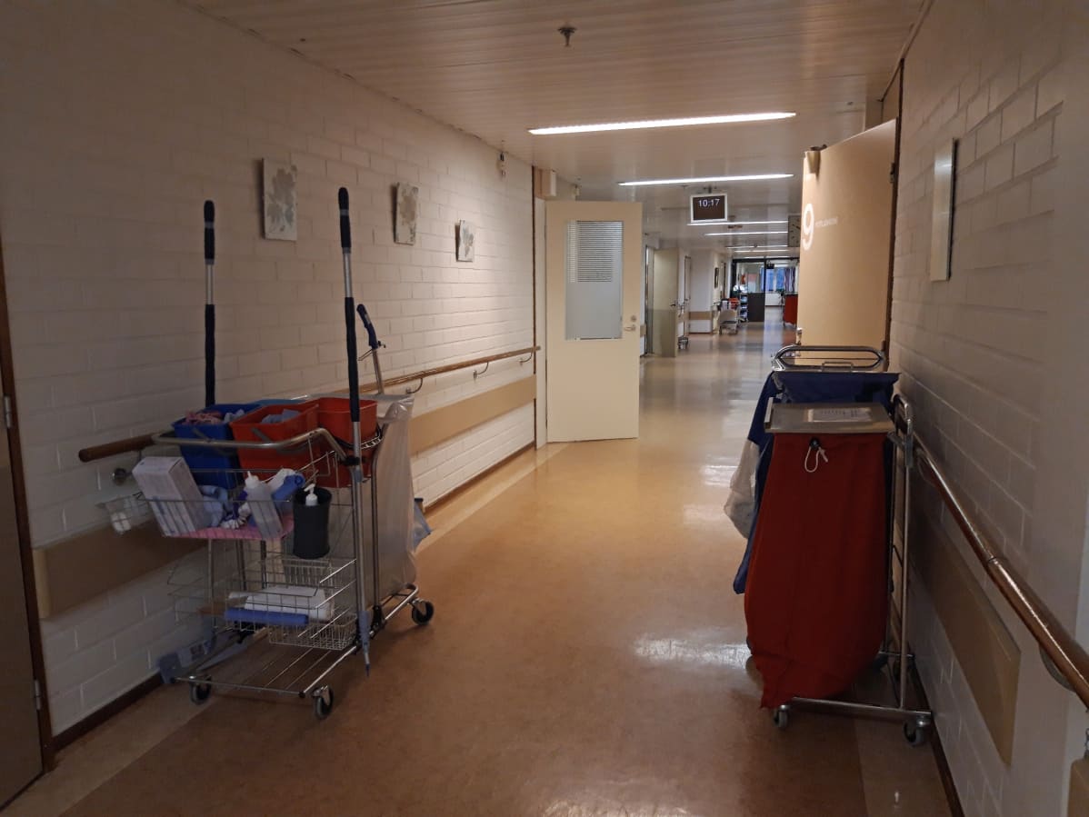 Tunkkari terveyskeskuksen yleislääketieteen osaston käytävä.