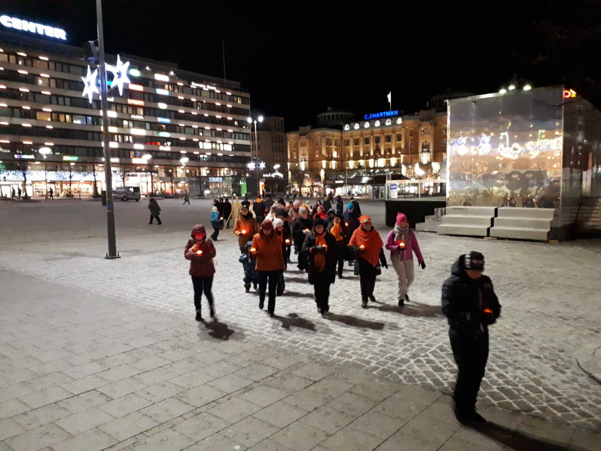 Oranssi marssi keräsi Vaasan torille kymmeniä osallistujia.