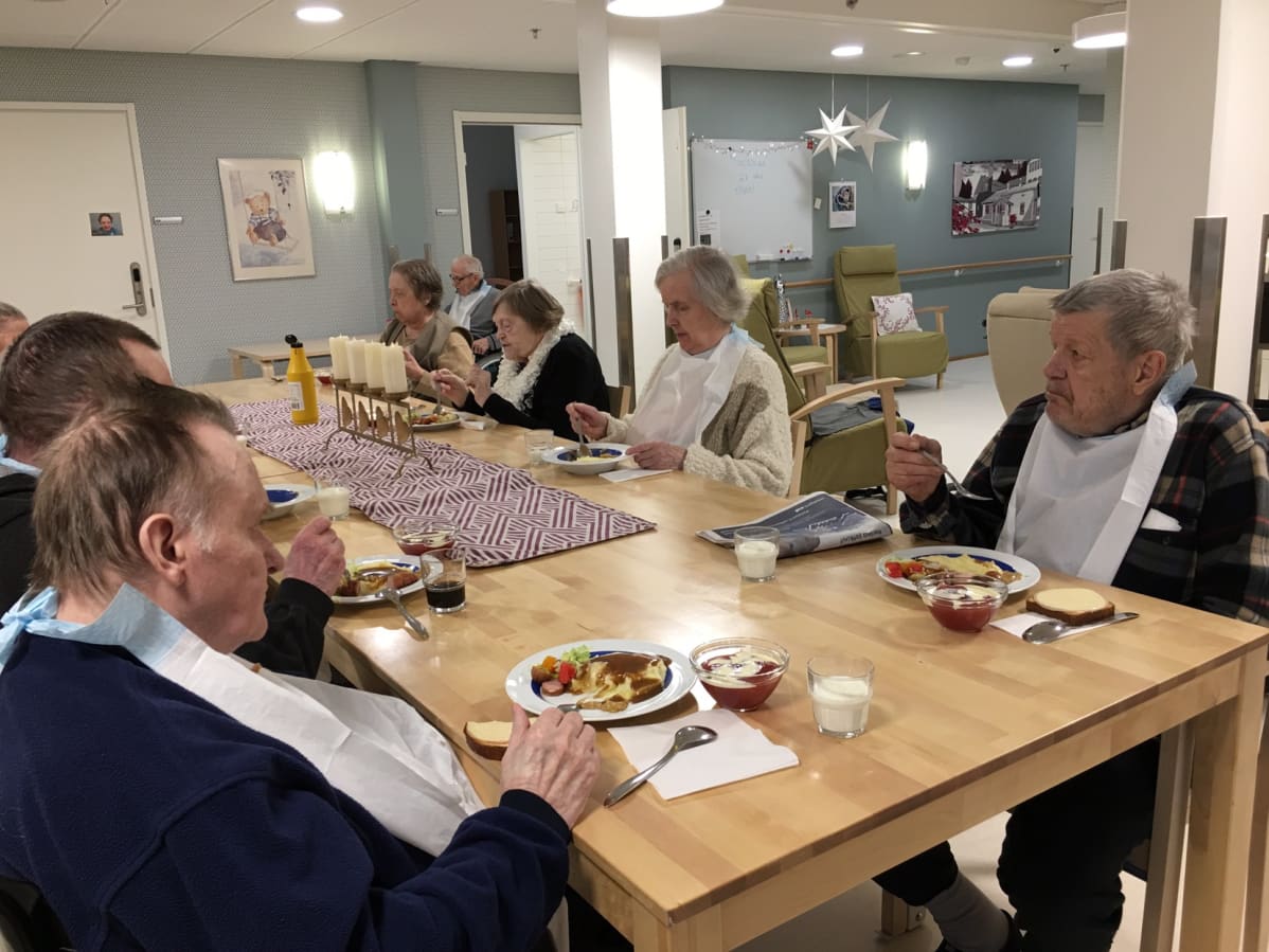 Lounaspöydässä