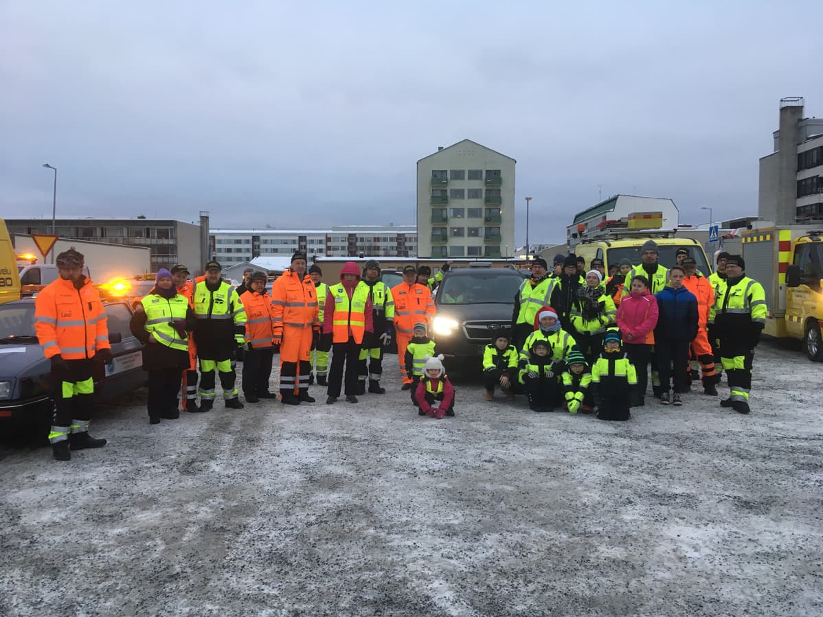 Autoliiton väki poseeraa kameralle Operaatio Lumihiutaleen startissa Kemissä.