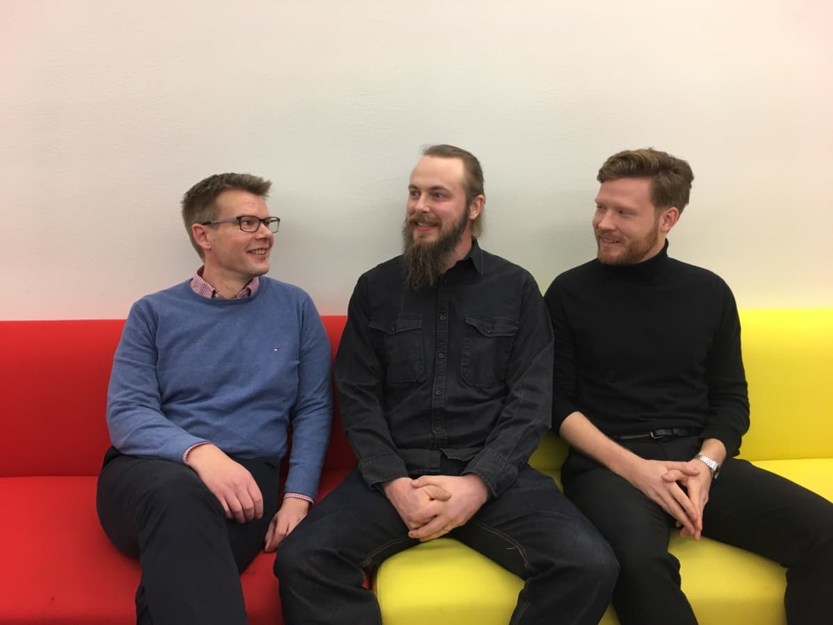Vaasan yliopiston tutkimusryhmää vetää Niklas Lundström (keskellä) ja mukana ovat Olli-Pekka Viinamäki (vasemmalla) ja Tuomas Honkaniemi (oikealla).