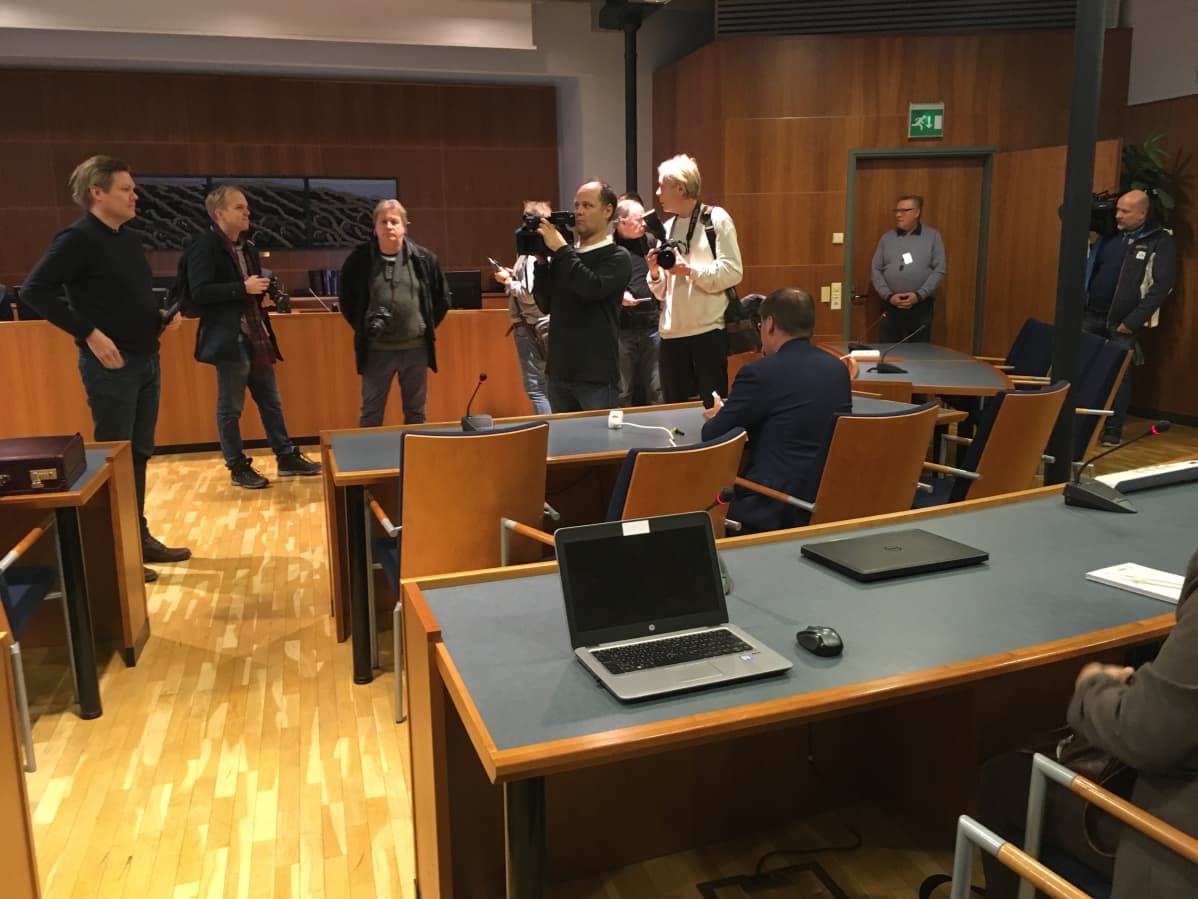 Oikeudenkäyntiä seurataan maanantaina oikeudessa.