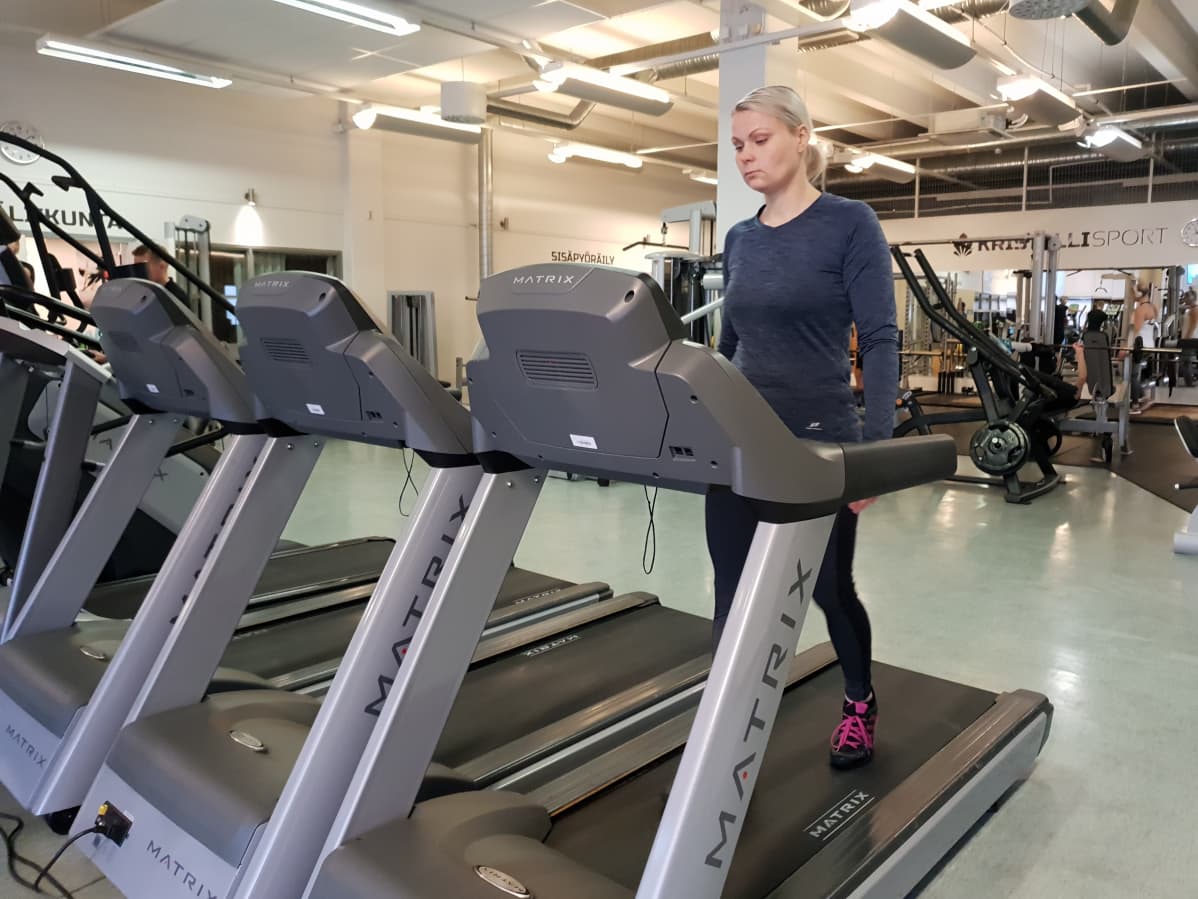 Kuntoliikkuja Kati Kosonen juoksumatolla