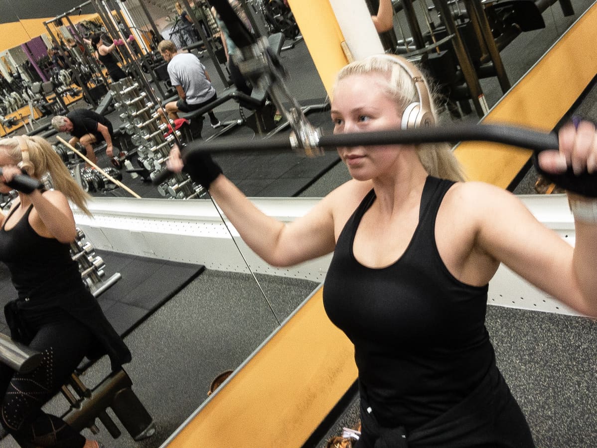 Aino Viinikka treenaa kuntosalilla