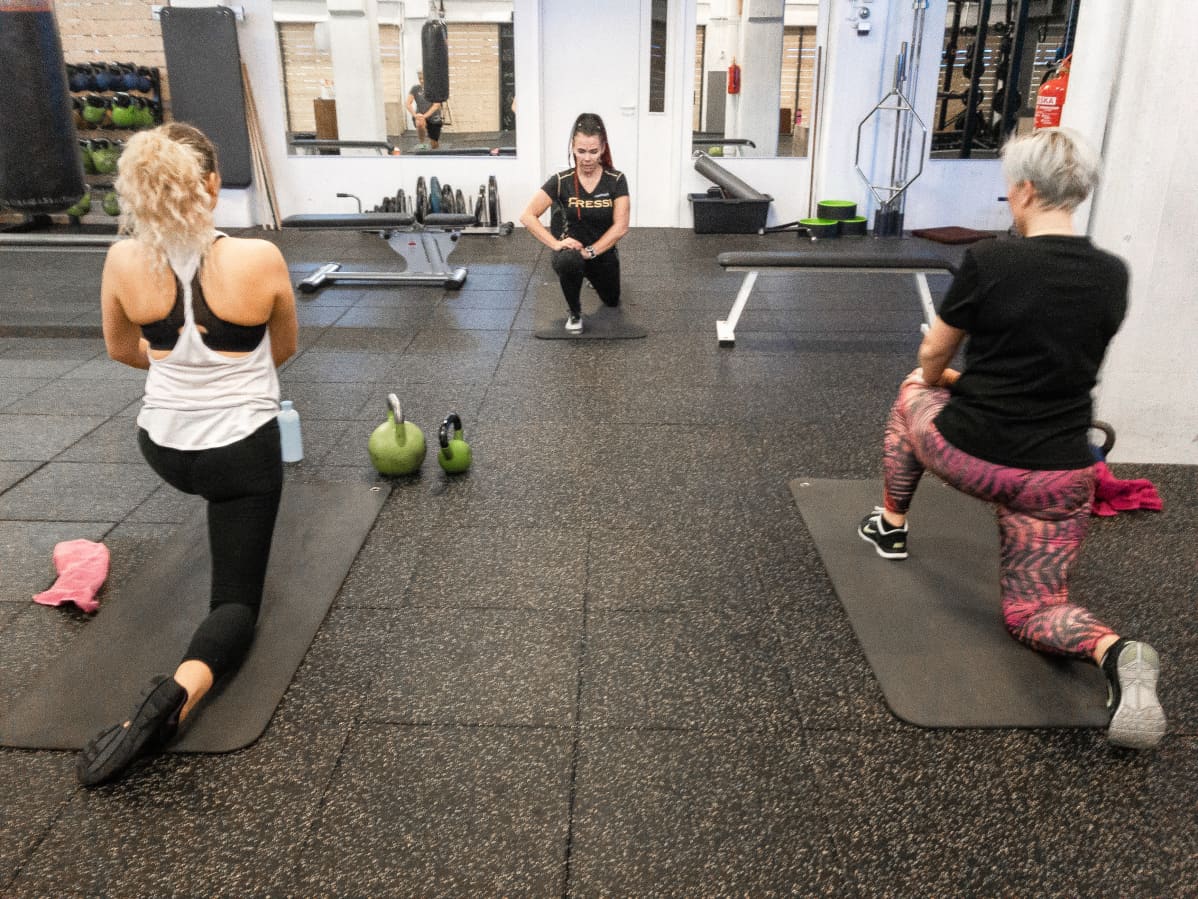 Kirsi Siltakoski ohjaa crosstraining-tuntia liikuntakeskus Fressi Sykkeellä.
