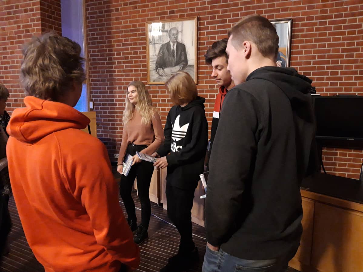 Alajärveläisnuoret ottivat kaupungin muistamiset vastaan tyyninä mutta tyytyväisinä.