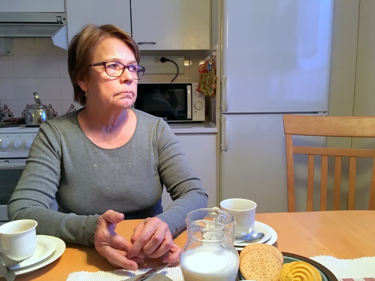 Eeva Pesonen keittiön pöydän ääressä Ilomantsin kodissaan.