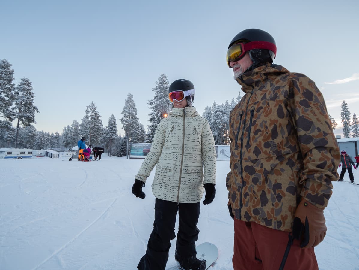 Burtonin toimitusjohtaja Donna Carpenter ja maahantuoja Markus Aarni.