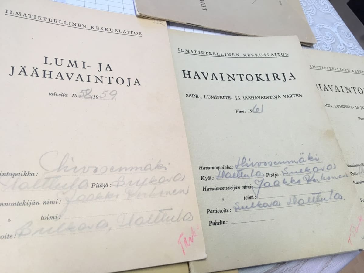Sääpäiväkirjoja on kertynyt paksunivaska vuosikymmenten varrelta.