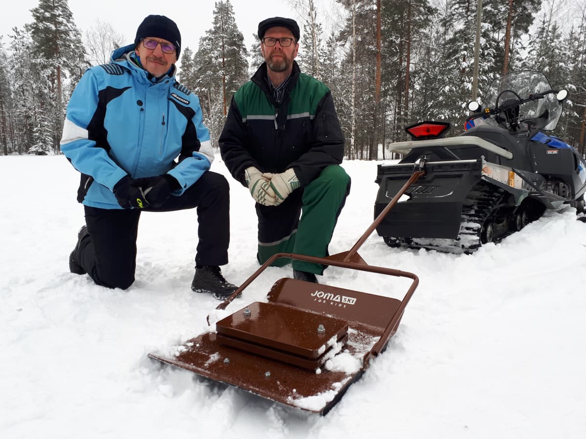 Serkukset Jorma Hyytiä ja Mauri Tauren ovat kehitelleet lasten latuhöylää pitkään.