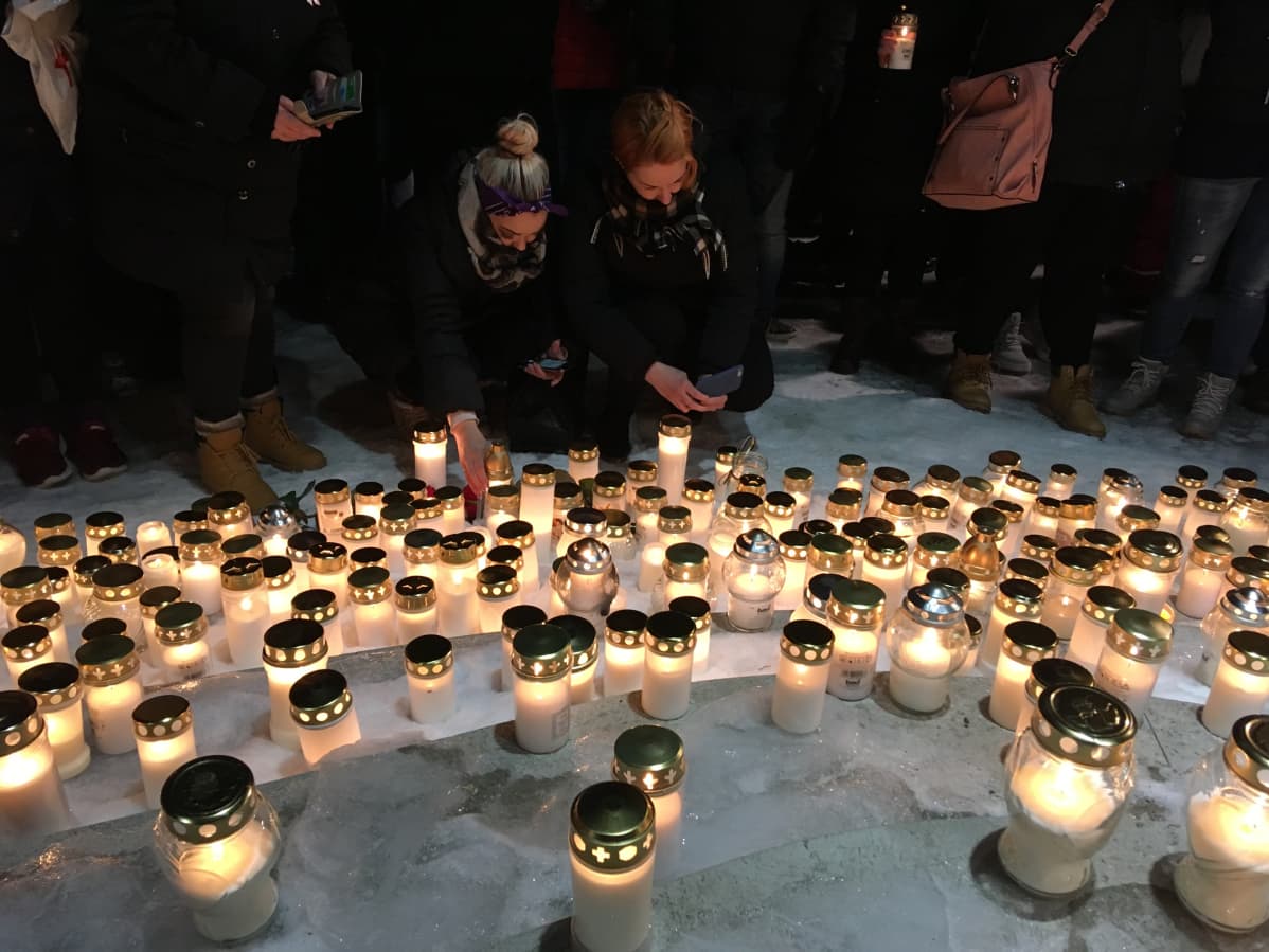 Olli Lindholmia muistettiin hautakynttilöin Porin torilla.