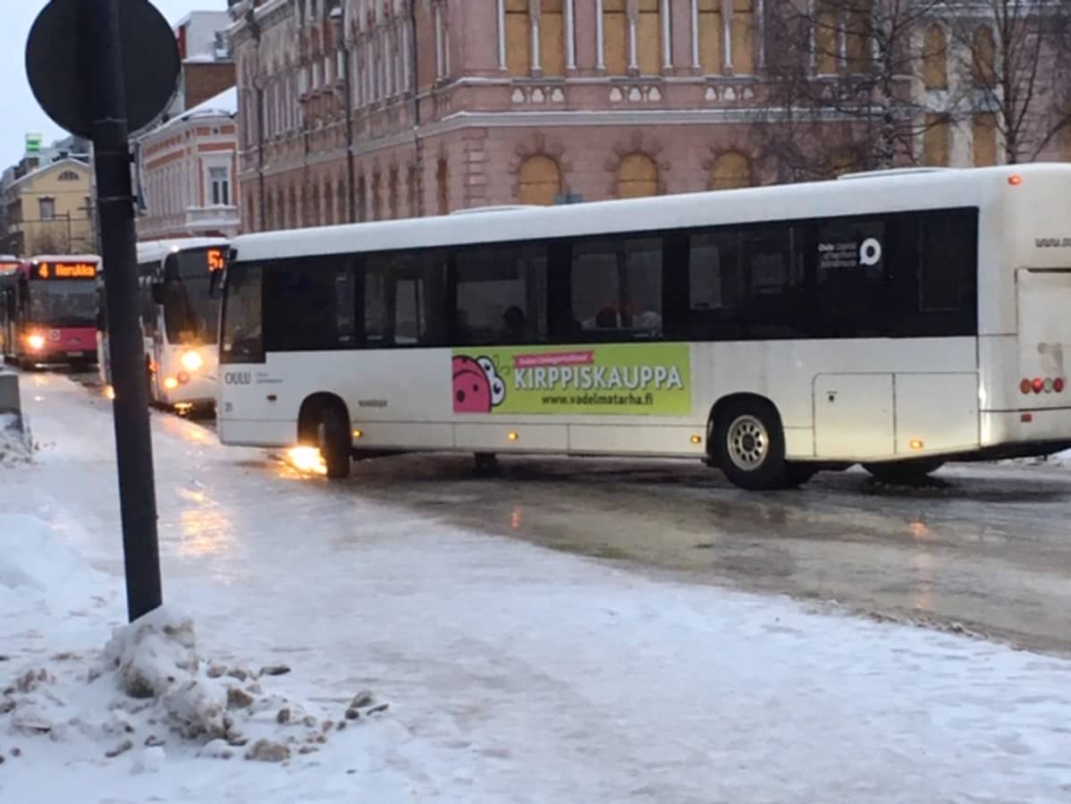 Oulun keskustan kaduilla on ollut poikkeuksellisen liukasta lauhtuneen sään ja jäätävän sateen takia.