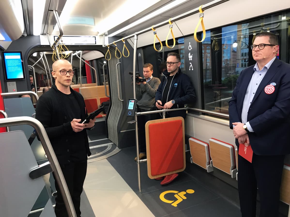 Ratikan täysikokoisen mallin eli maketin sisätilat.