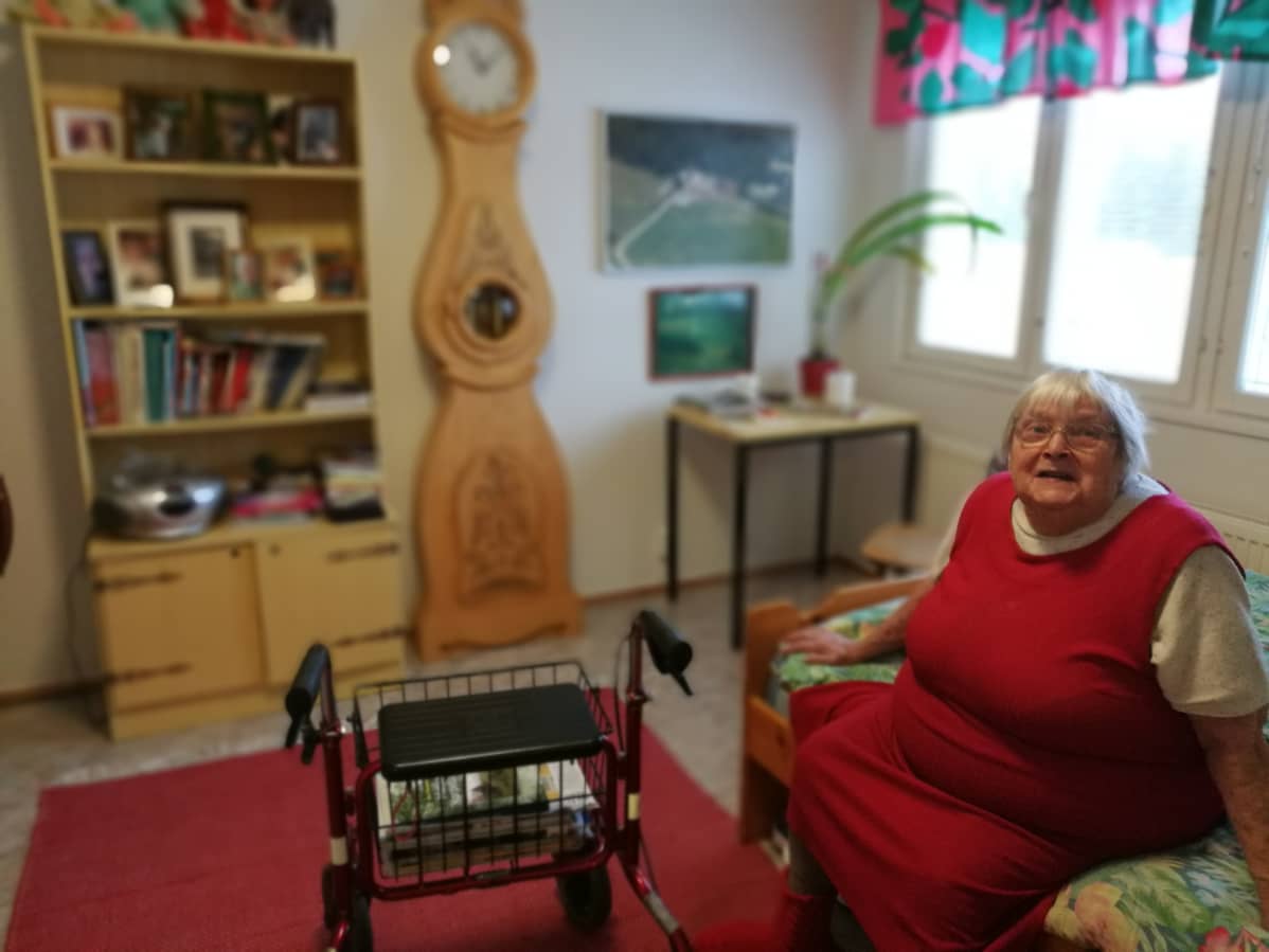 Aune Pirhonen asuu omassa huoneessaan vanhusten soluasunnossa.