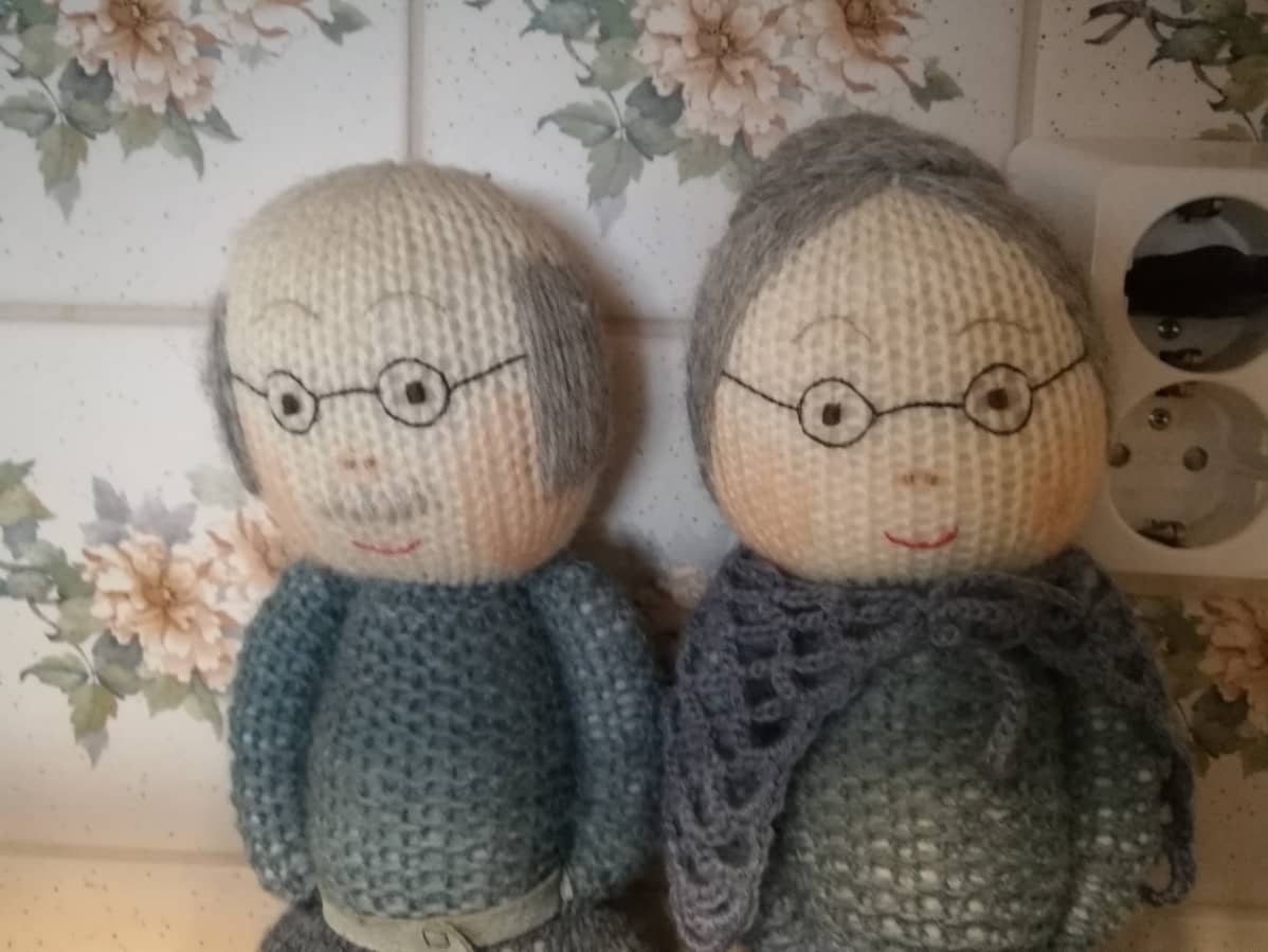 Neulottu nukkepari, vaari ja mummu.