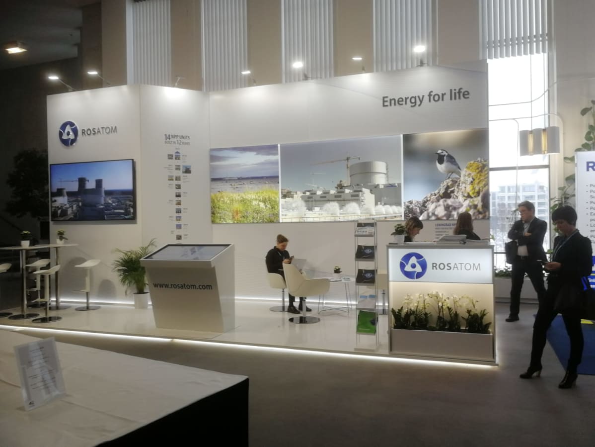 Rosatomin ständi Nordic Nuclear Forumissa Finlandia-talossa.
