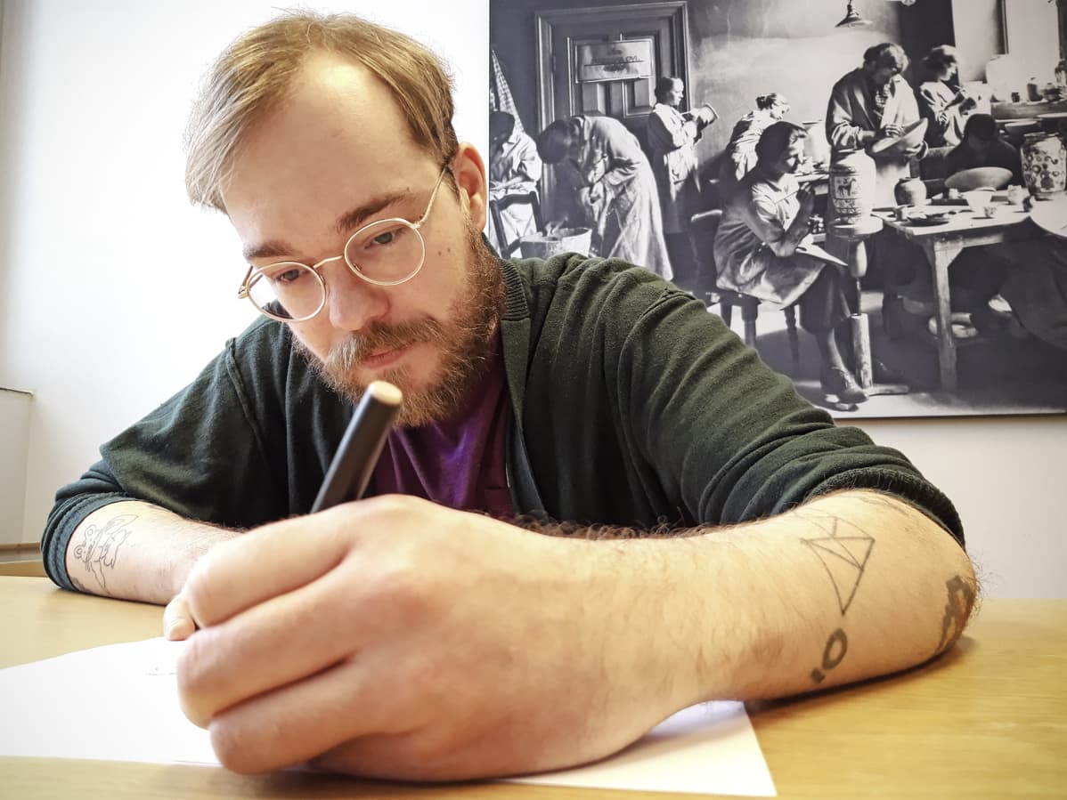 Miikka Lehtonen piirtää paperille