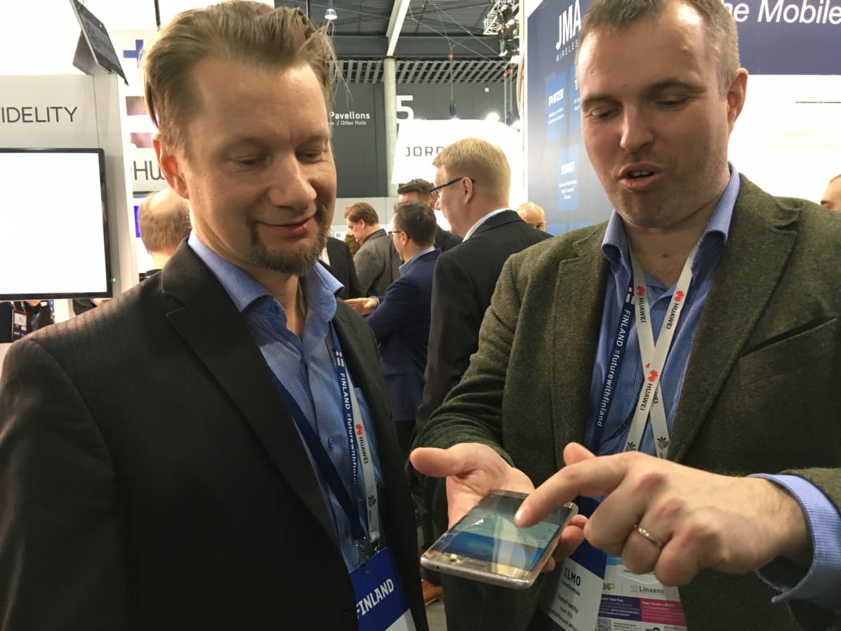 "Älypuhelin kestää käyttöä", OptoFidelityn Ilmo Lounasmaa sanoo ja osoittaa kolhiintunutta puhelintaan. Vieressä kollega Hans Kuosmanen.